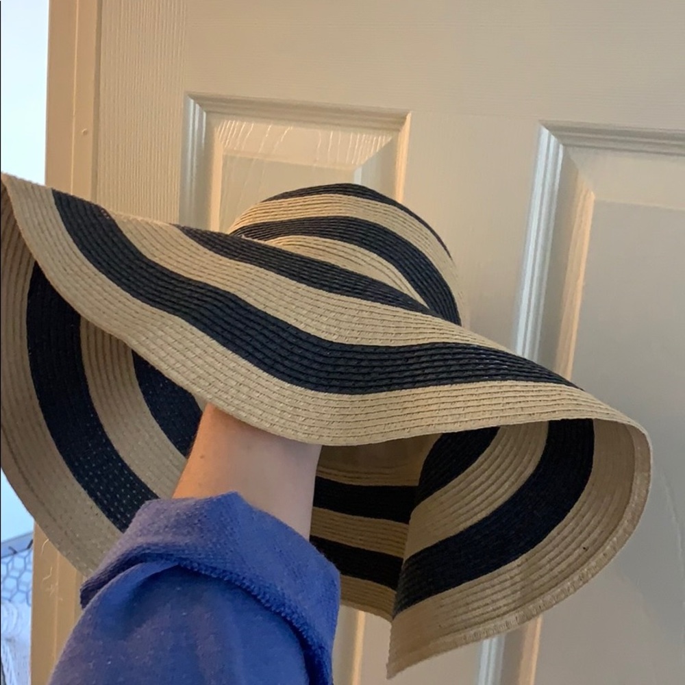 Big floppy beach hat